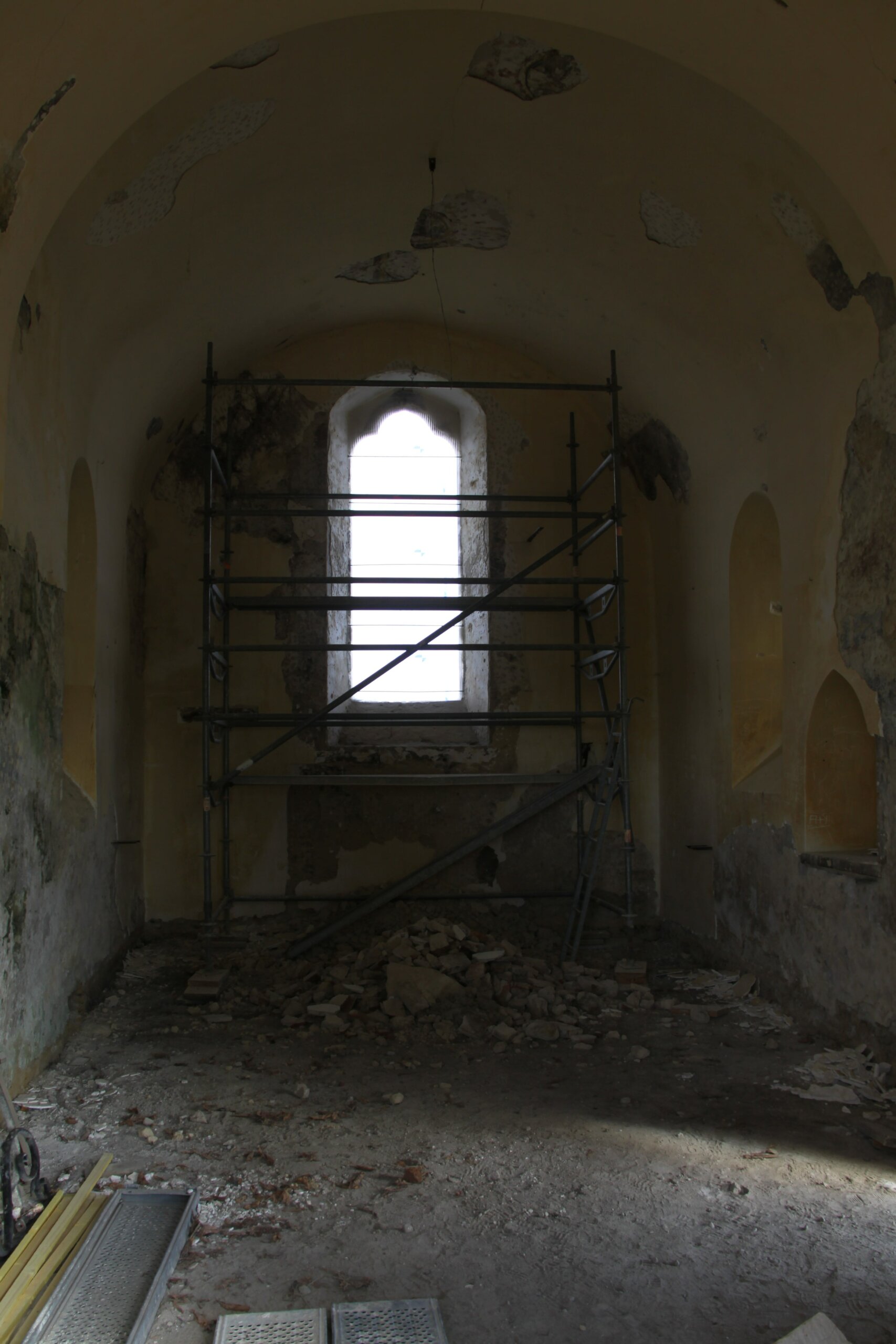 2014 ag chapelle de briailles intérieur percée vitrail intérieur 2