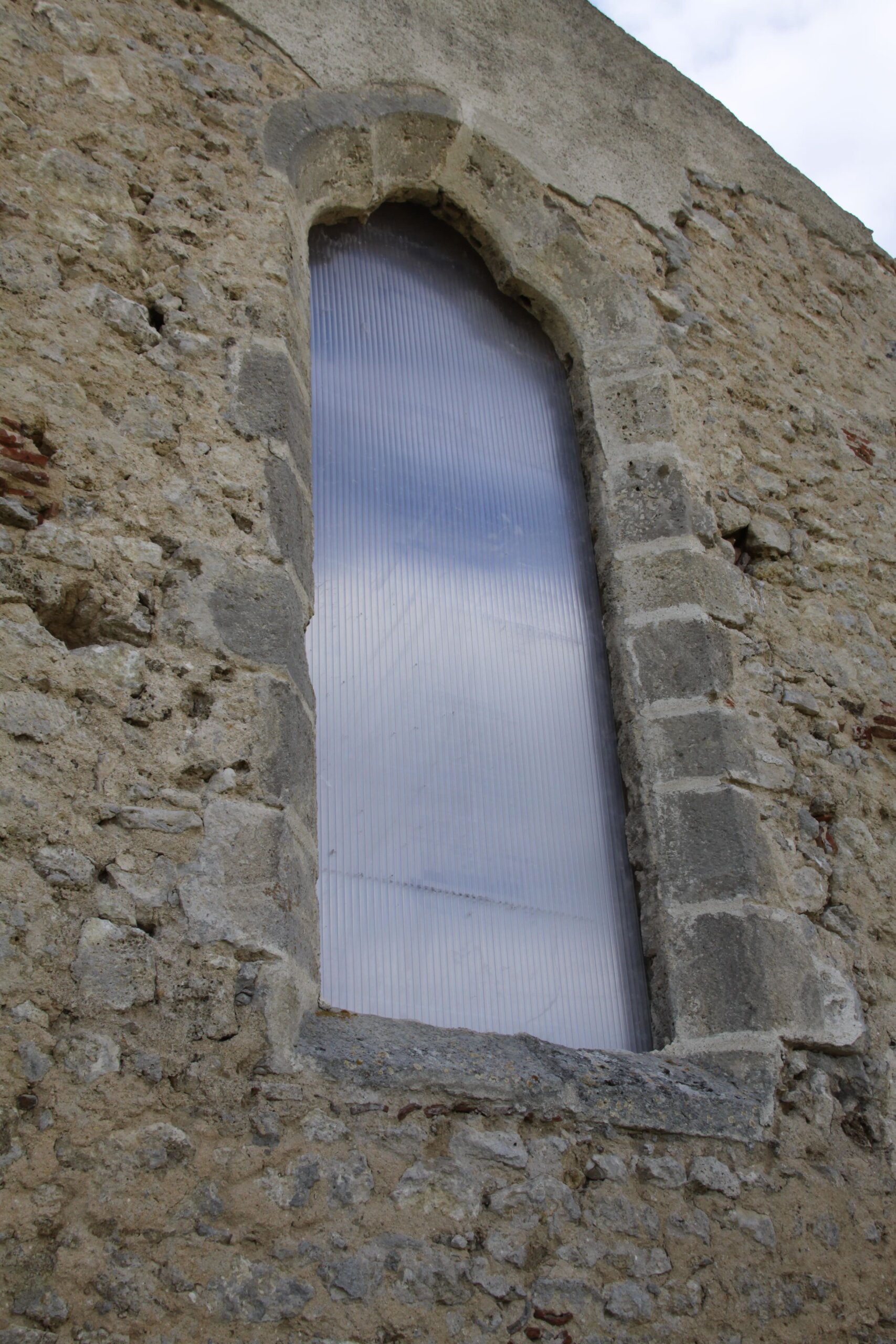 2014 ag chapelle de briailles intérieur percée vitrail vue extérieur JPG