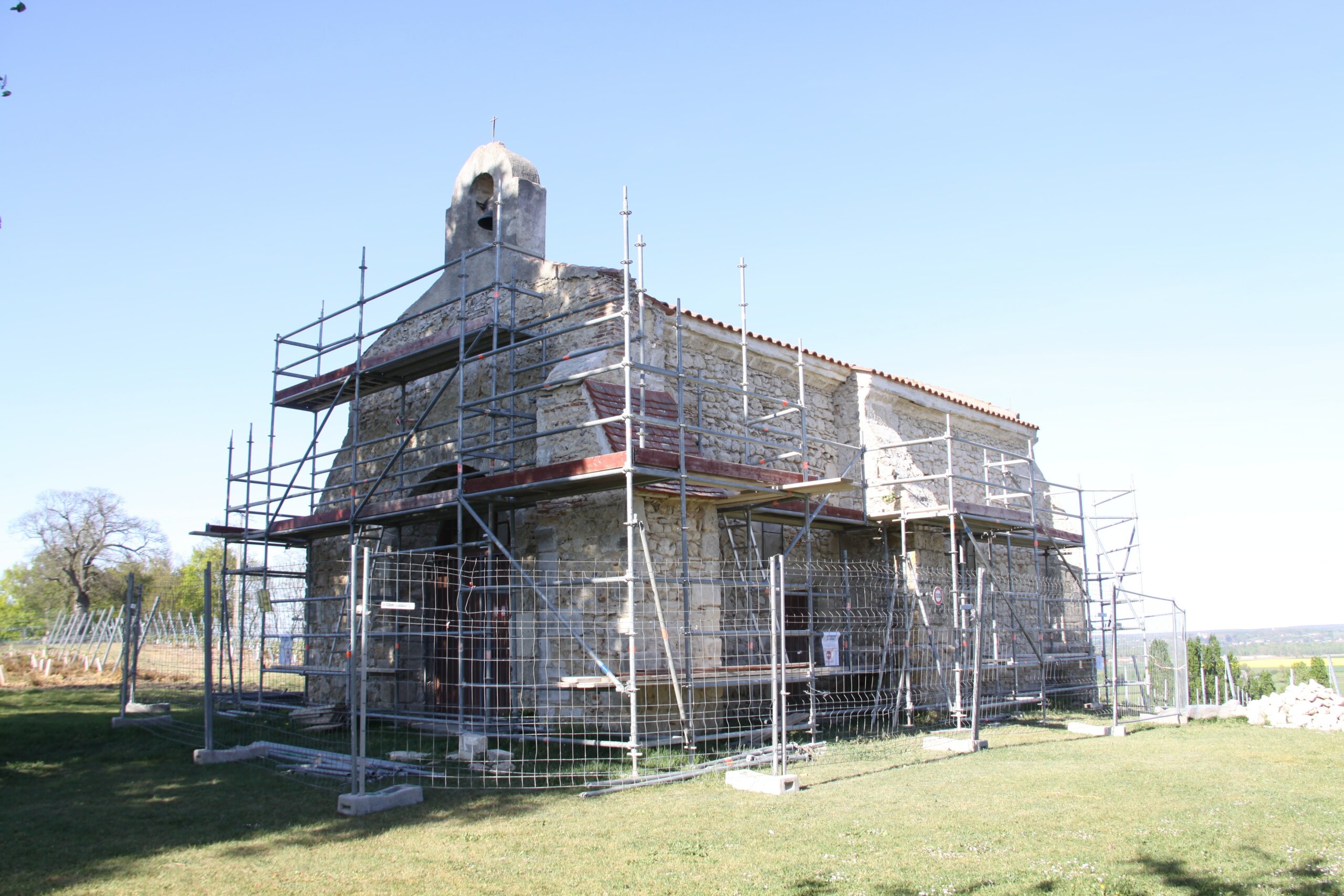 2014 ag chapelle de briailles vue exterieure complete pierres apparentes